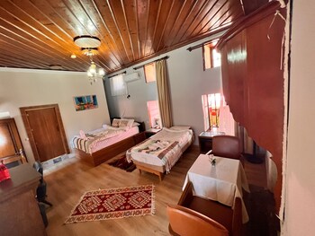 tarihi sari konak