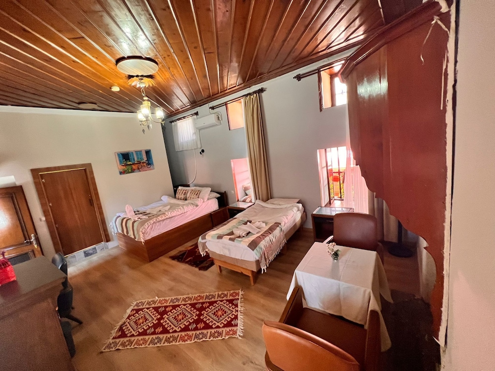 tarihi sari konak
