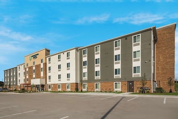 woodspring suites milwaukee menomonee falls