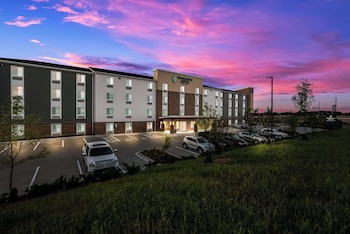 woodspring suites milwaukee menomonee falls