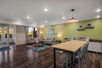 woodspring suites milwaukee menomonee falls