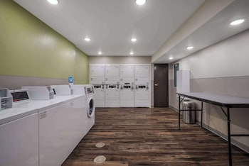 woodspring suites milwaukee menomonee falls