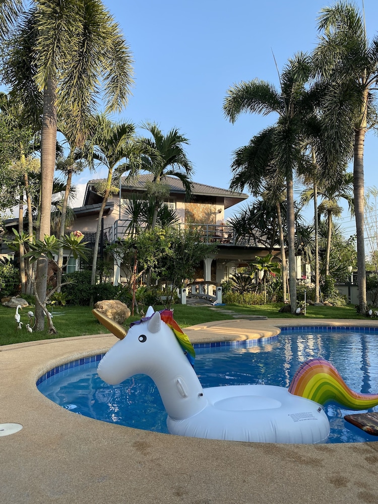 lets chill pool villa najomtien sattahip