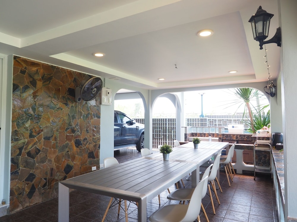 lets chill pool villa najomtien sattahip