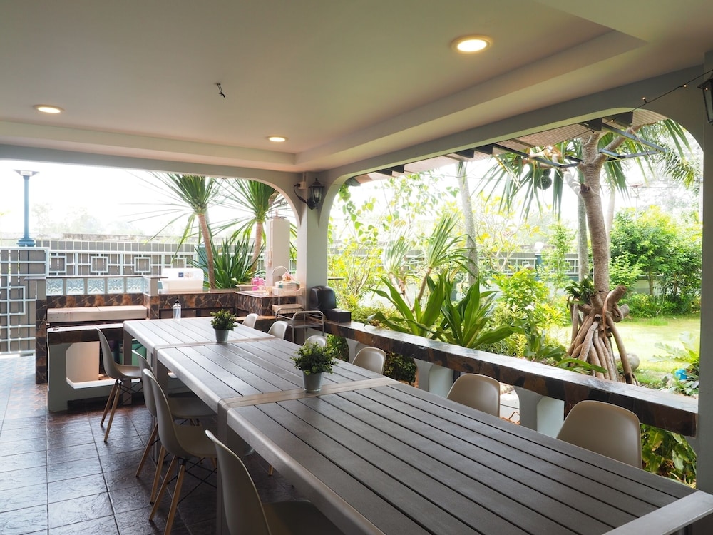 lets chill pool villa najomtien sattahip