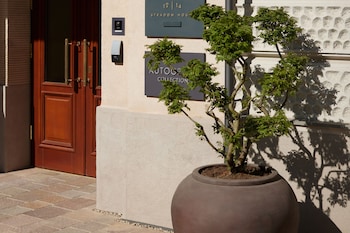 stradom house autograph collection