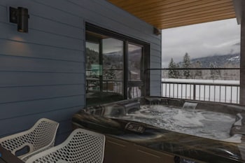 qs hideaway by revelstoke vacations