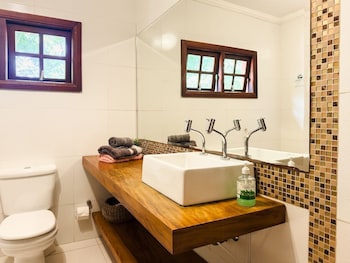 refugio com piscina e churrasqueira