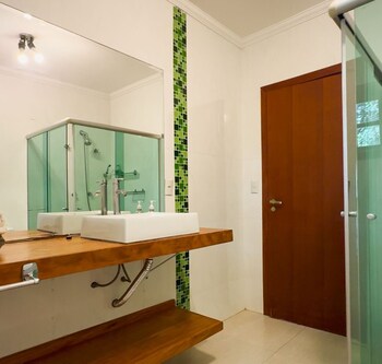 refugio com piscina e churrasqueira