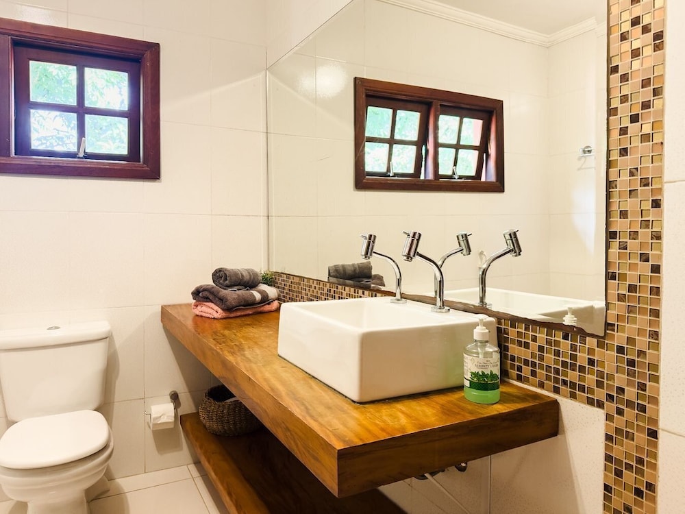 refugio com piscina e churrasqueira