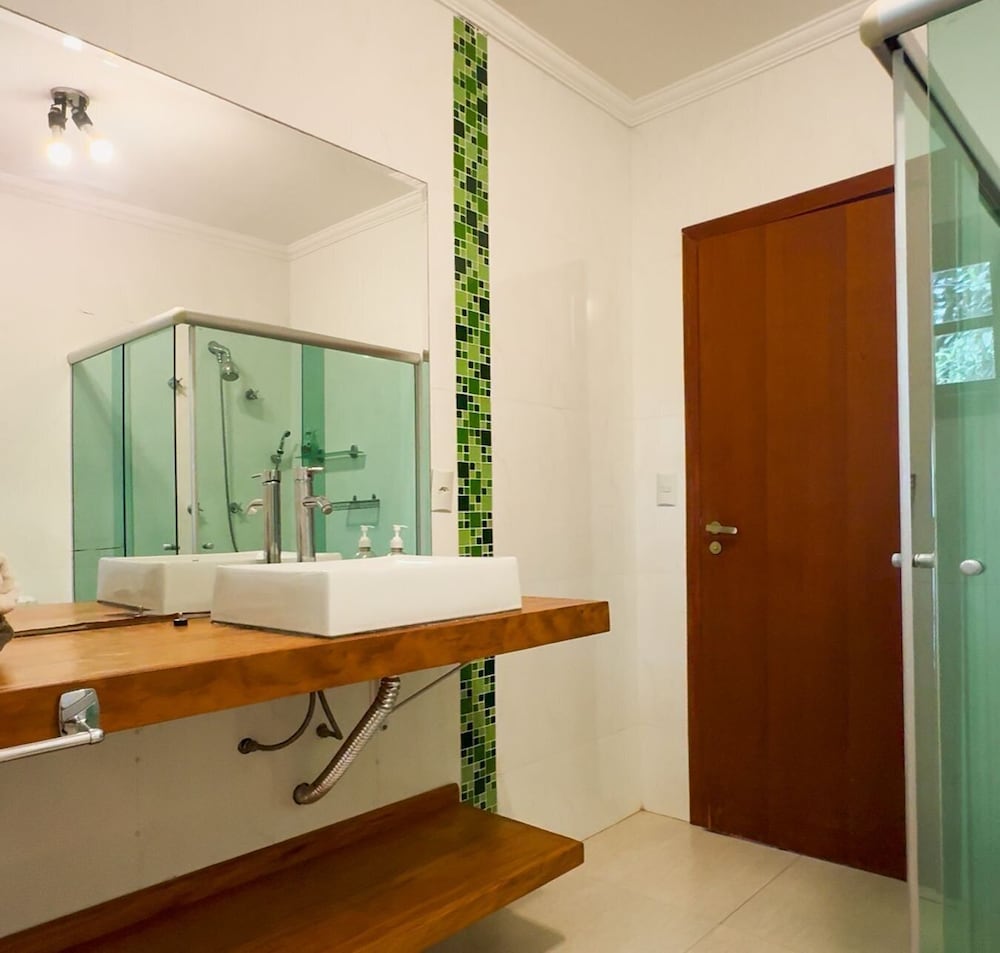 refugio com piscina e churrasqueira