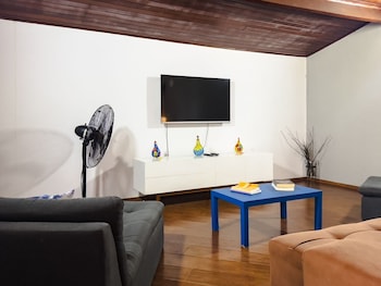 refugio com piscina e churrasqueira