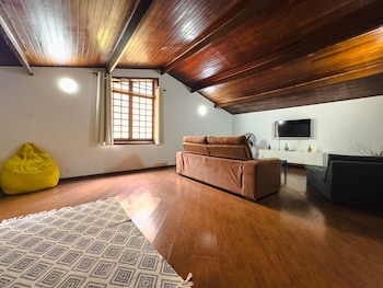 refugio com piscina e churrasqueira