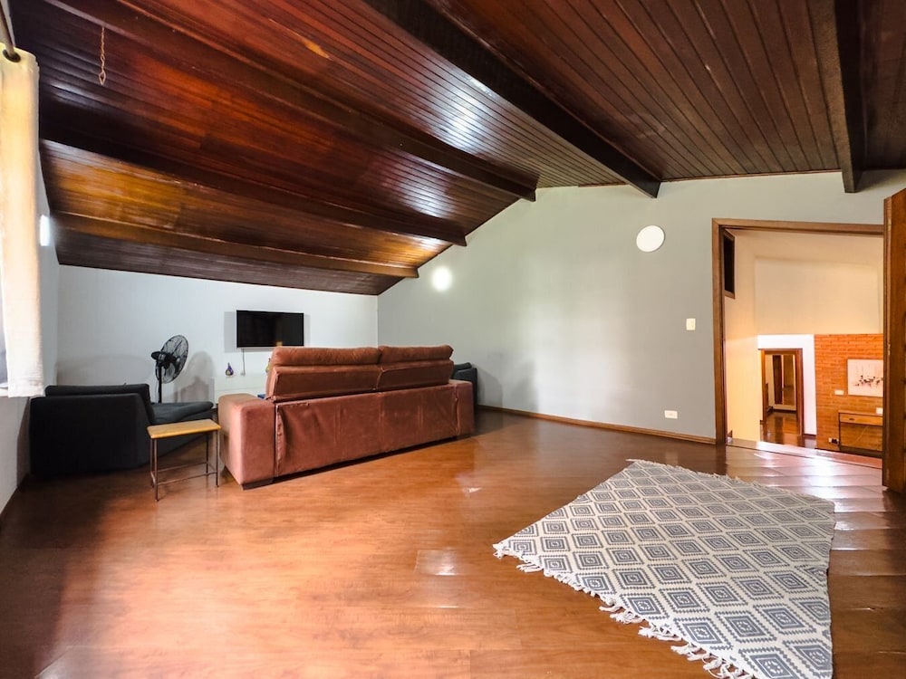 refugio com piscina e churrasqueira