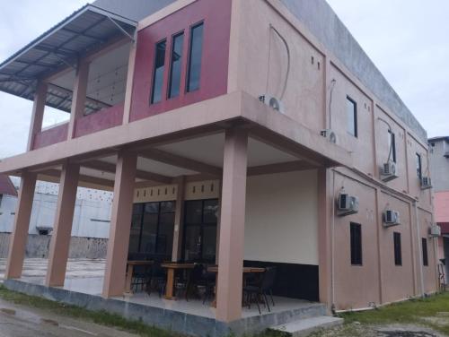 oyo 92243 fanilly guest house marabahan