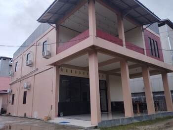 oyo 92243 fanilly guest house marabahan
