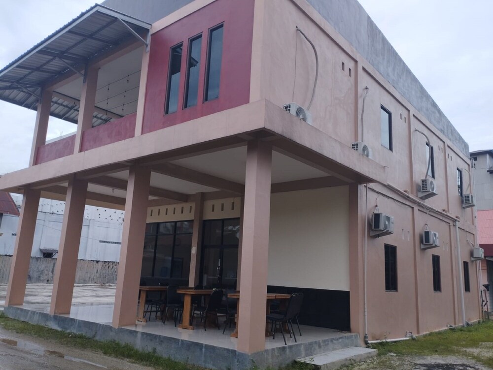 oyo 92243 fanilly guest house marabahan