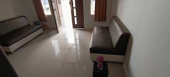 oyo 92243 fanilly guest house marabahan