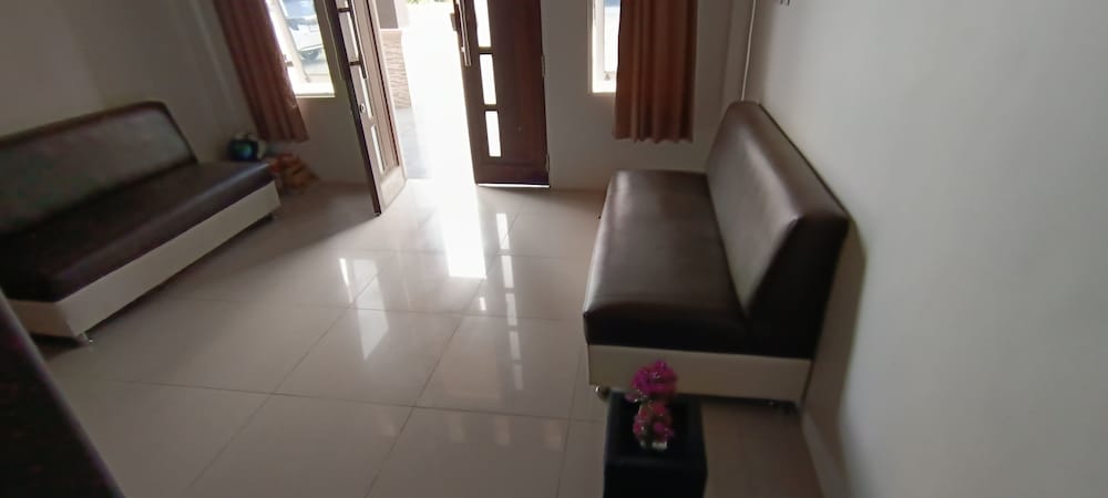 oyo 92243 fanilly guest house marabahan