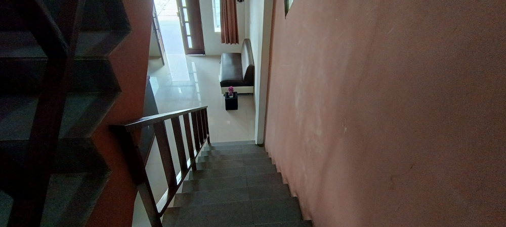 oyo 92243 fanilly guest house marabahan