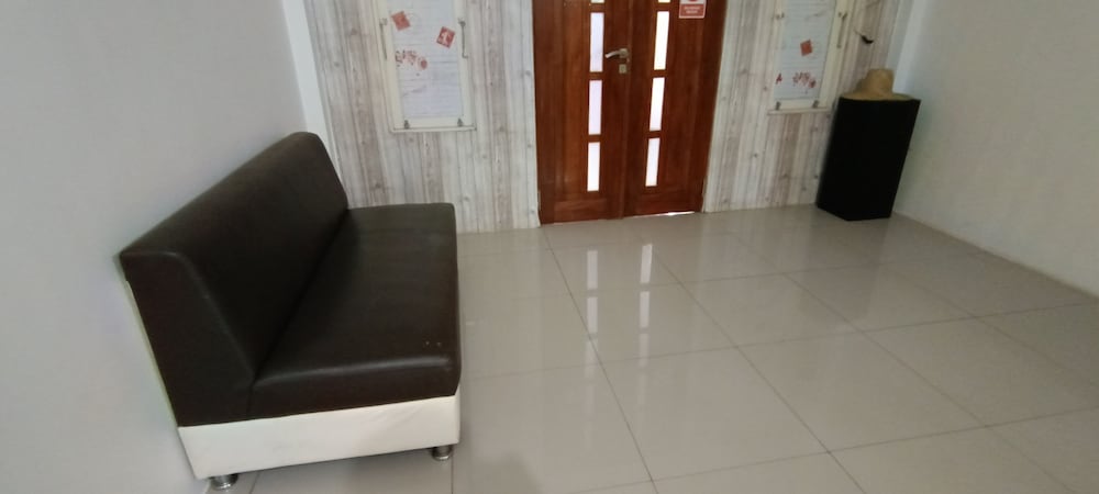 oyo 92243 fanilly guest house marabahan