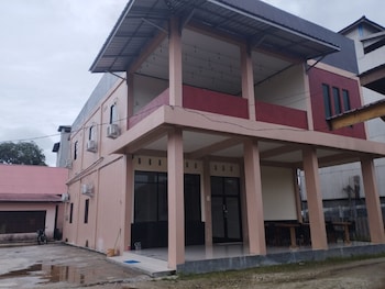 oyo 92243 fanilly guest house marabahan