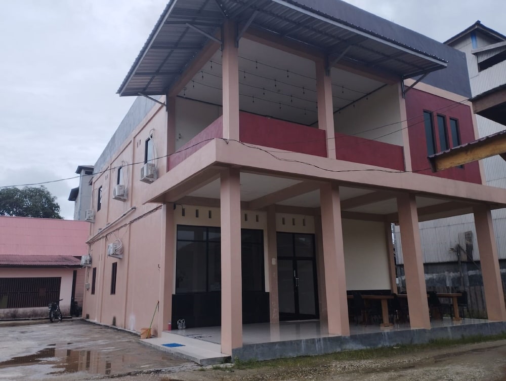 oyo 92243 fanilly guest house marabahan
