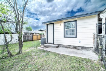 fascinating 2br 1ba near festive dt and riverwalk