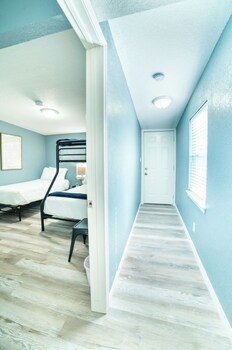 fascinating 2br 1ba near festive dt and riverwalk