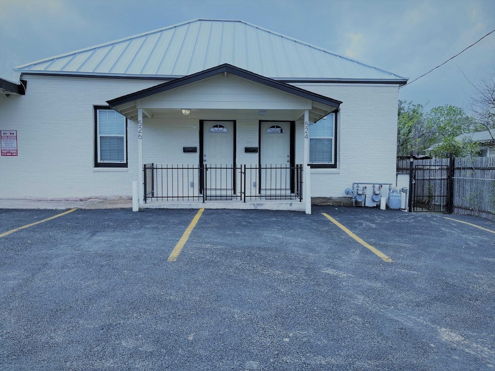 fascinating 2br 1ba near festive dt and riverwalk