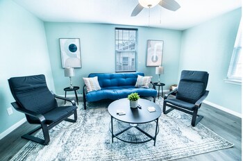 fascinating 1br 1 ba near festive dt and riverwalk