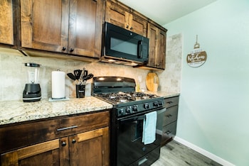 fascinating 1br 1 ba near festive dt and riverwalk