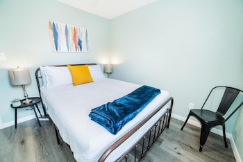 fascinating 1br 1 ba near festive dt and riverwalk