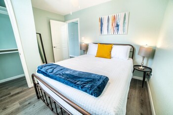 fascinating 1br 1 ba near festive dt and riverwalk
