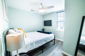 fascinating 1br 1 ba near festive dt and riverwalk