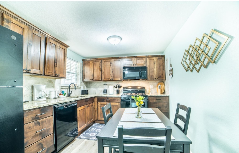 fascinating 1br 1 ba near festive dt and riverwalk