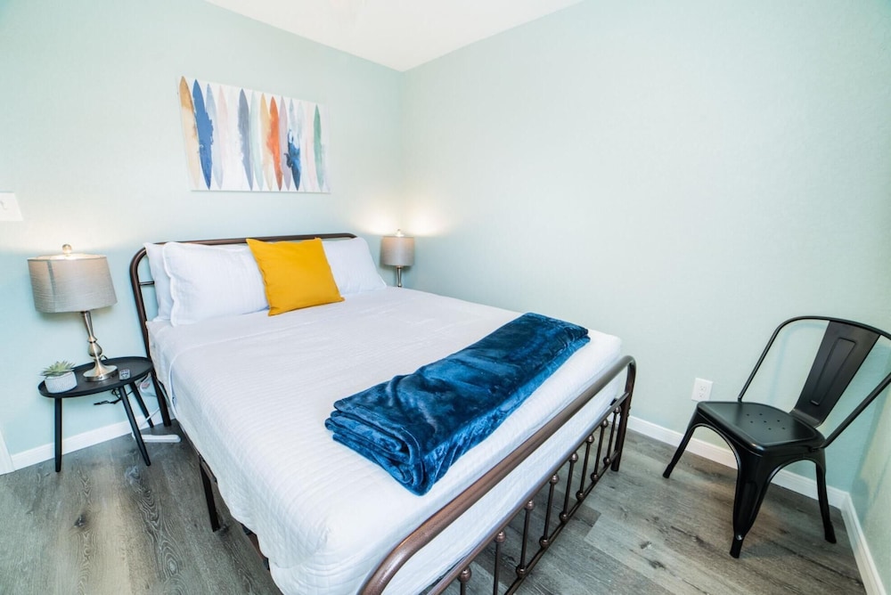 fascinating 1br 1 ba near festive dt and riverwalk
