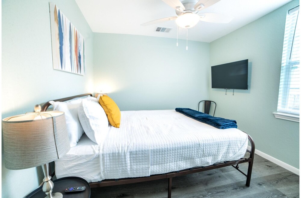 fascinating 1br 1 ba near festive dt and riverwalk