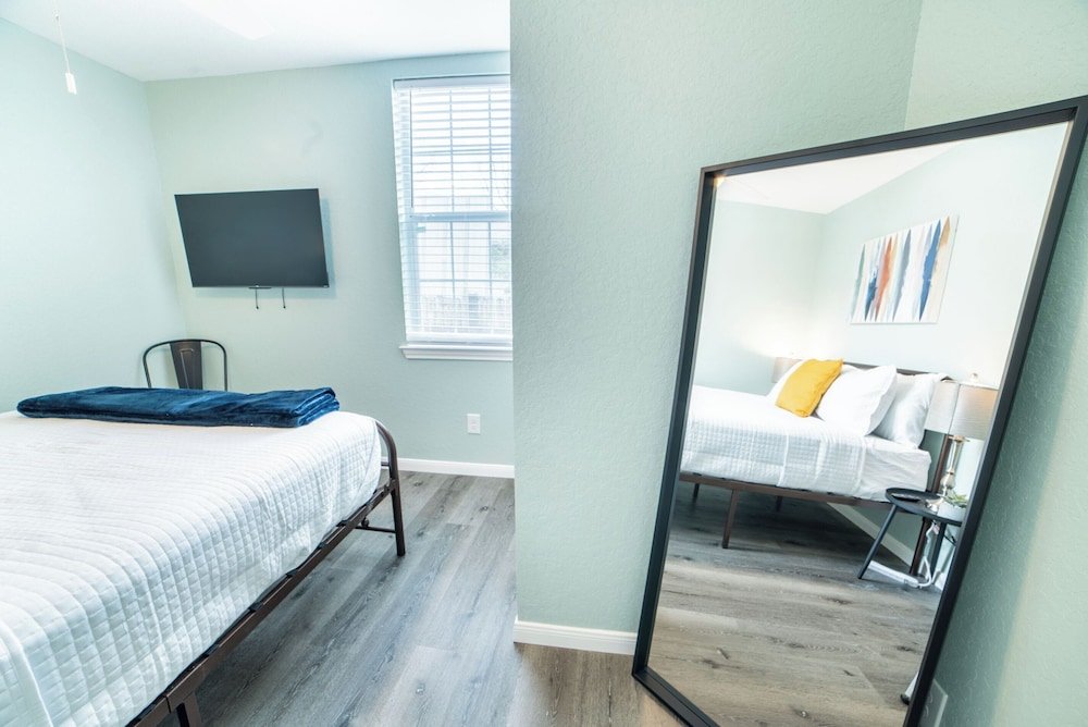 fascinating 1br 1 ba near festive dt and riverwalk