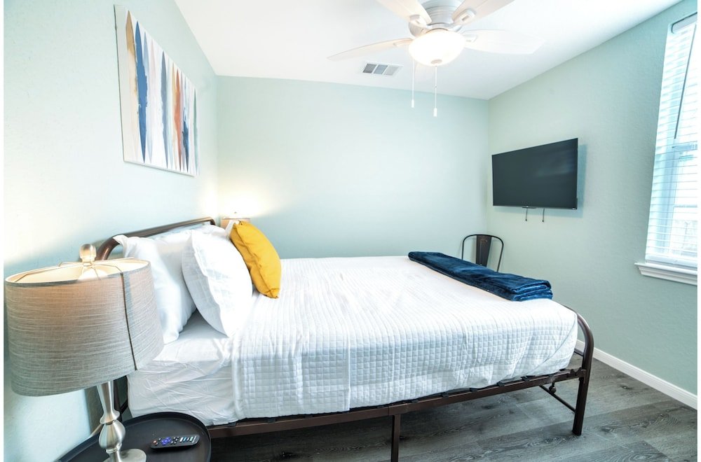 fascinating 1br 1 ba near festive dt and riverwalk