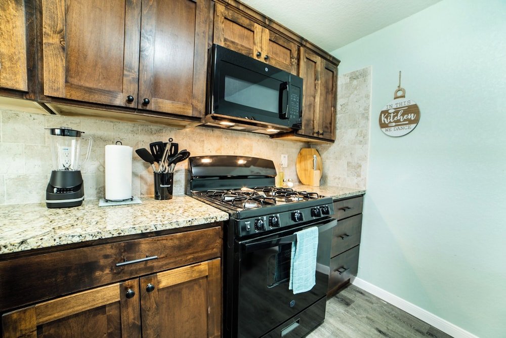fascinating 1br 1 ba near festive dt and riverwalk