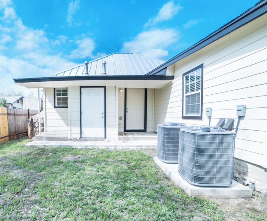 fascinating 1br 1 ba near festive dt and riverwalk
