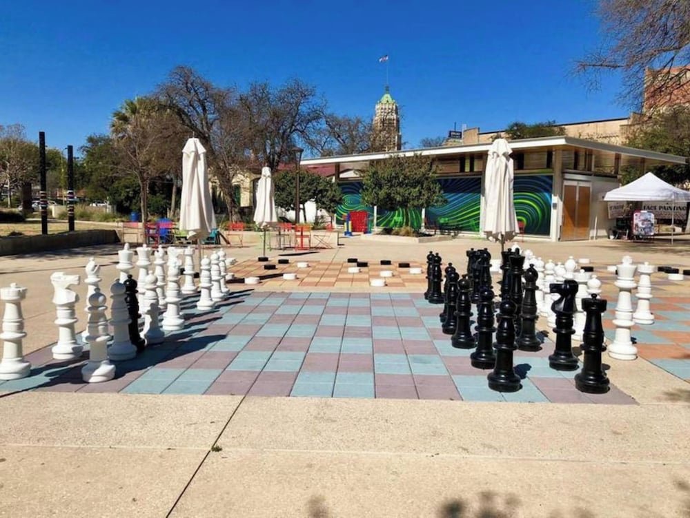 fascinating 1br 1 ba near festive dt and riverwalk