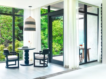 kimpton grand roatan resort and spa an ihg hotel