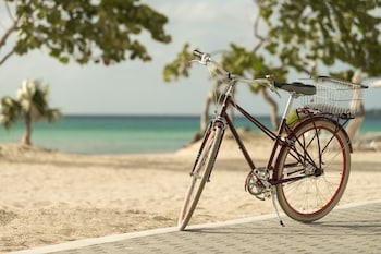 kimpton grand roatan resort and spa an ihg hotel