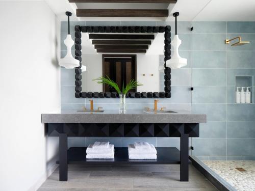 kimpton grand roatan resort and spa an ihg hotel