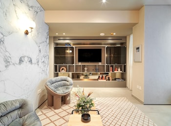 liv mackenzie beach suites