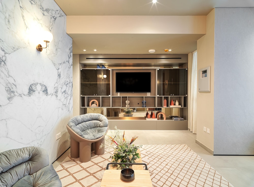 liv mackenzie beach suites