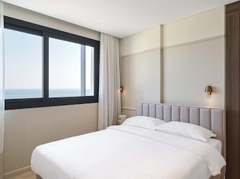 liv mackenzie beach suites