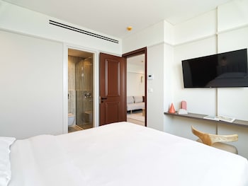 liv mackenzie beach suites